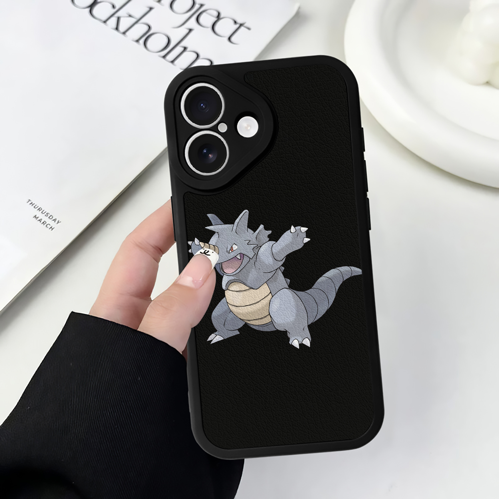 （画像用） ポケットモンスター Pokémon 【iPhone 16シリーズ対応】シリコンスマホケース（レザー調） 材質：シリコン